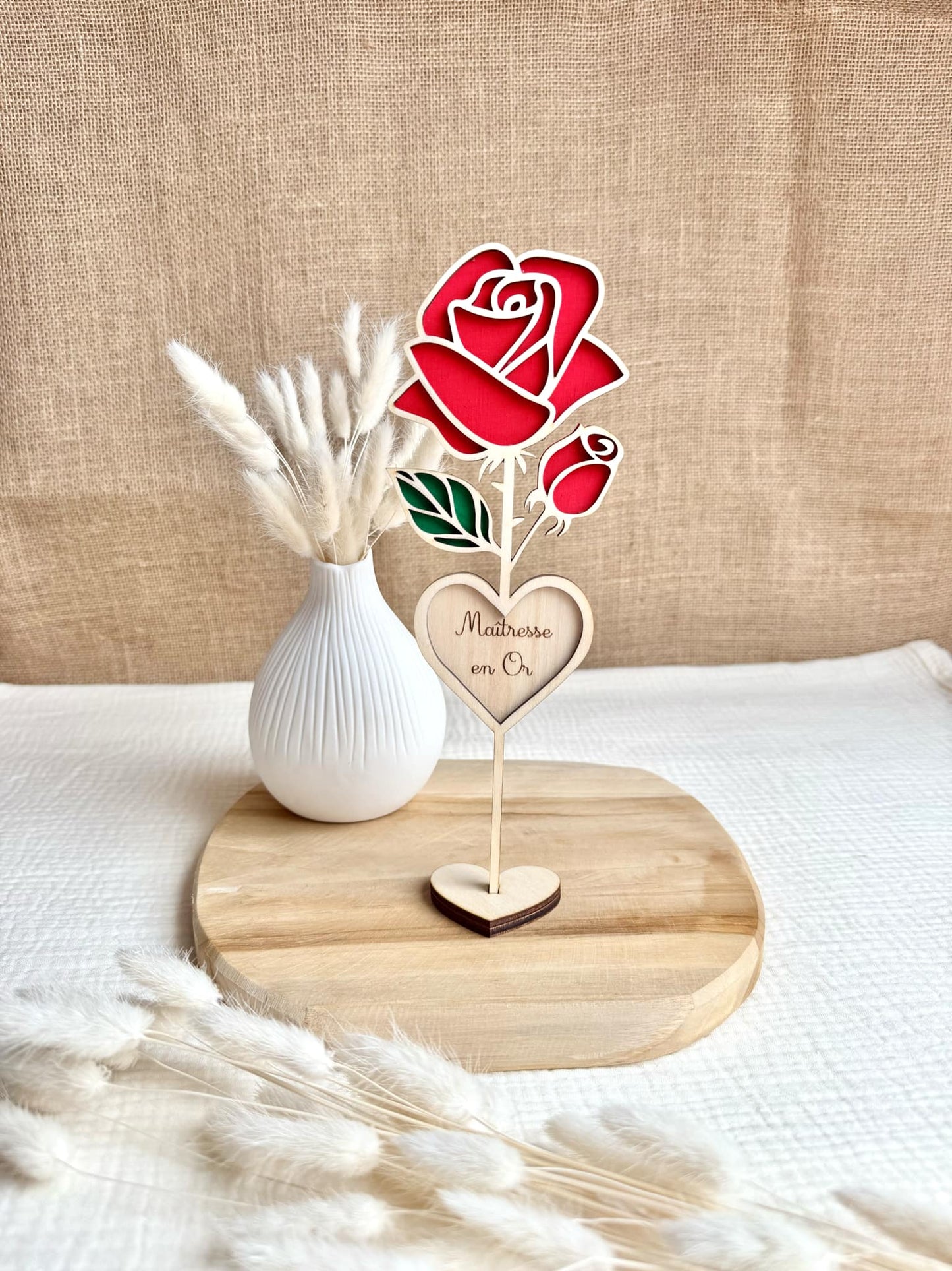 Rose en bois sur socle Maîtresse en Or